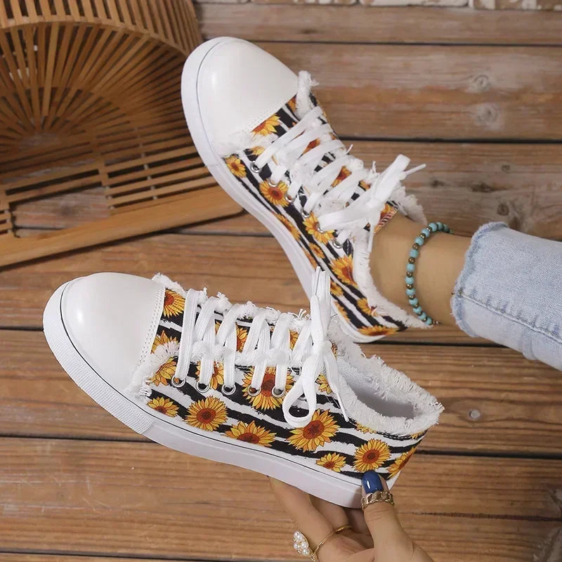 Women's Skull Bat Pattern Vulcanized Shoes Shoes Flat Shoes Fashion Lace Up Sneakers Female Casual Breathable Canvas Shoe 2024